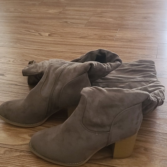 Boots - Picture 2 of 4